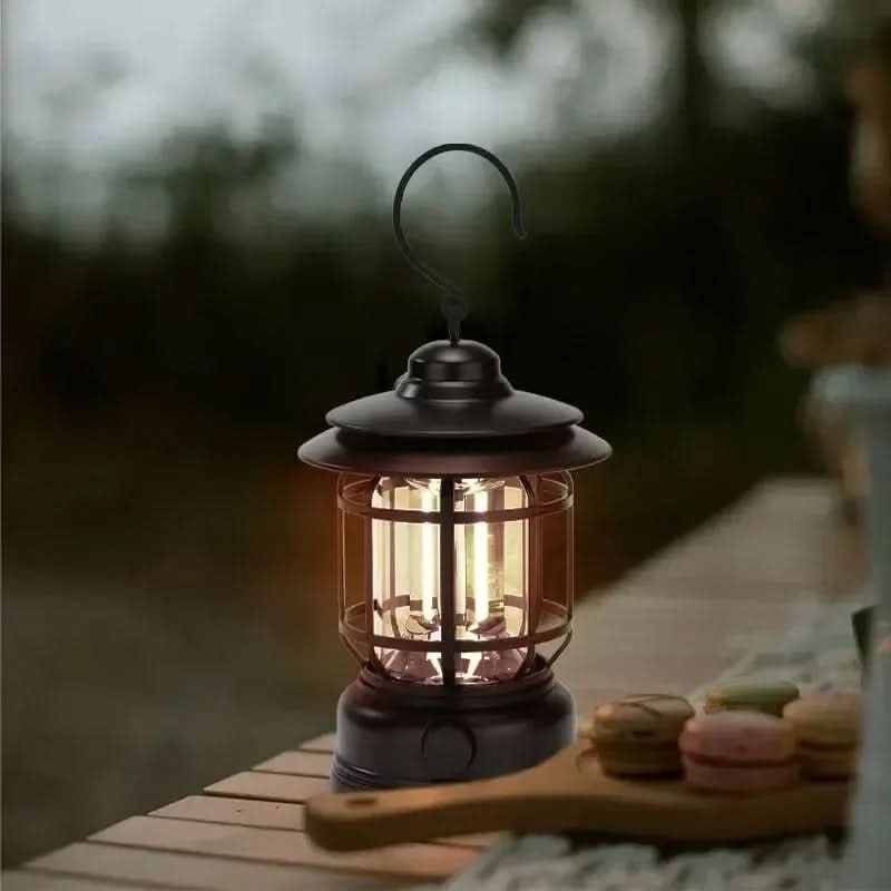 En mysig lykta med ett handtag lyser mjukt, lampa.