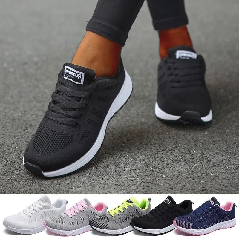 En närbild av en svart sneaker på en fot, med fem andra skofärger nedanför. ortopediska löparskor.