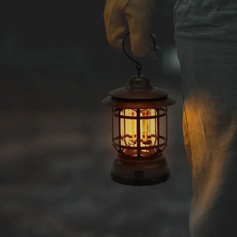 En mysig lykta med ett handtag lyser mjukt .en lampa som kan hängas upp och bra för camping